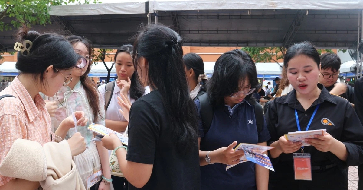 Tân sinh viên săn việc làm thêm: Đừng chỉ nhìn mức lương