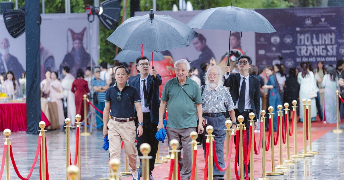 Kh&aacute;n giả đội mưa đến xem &lsquo;Hộ linh tr&aacute;ng sĩ: B&iacute; ẩn mộ vua Đinh&rsquo;