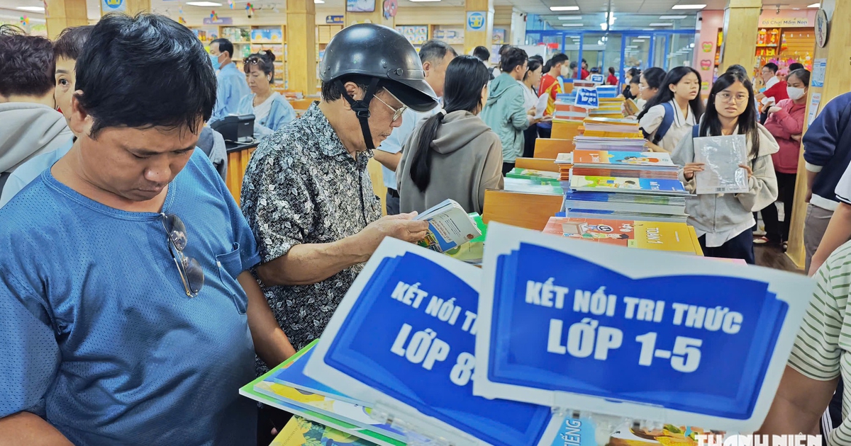 Học sinh TP.HCM tựu trường, nh&agrave; s&aacute;ch vẫn đ&ocirc;ng nghịt người t&igrave;m s&aacute;ch gi&aacute;o khoa s&aacute;ng nay