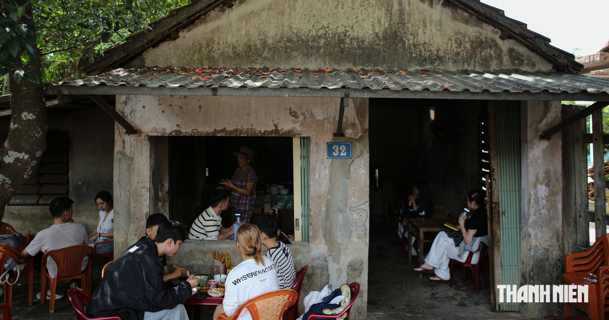 Quán bánh Huế dưới gốc mít, bất ngờ nhộn nhịp khách phương xa tìm tới