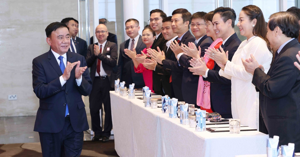 Thường trực Ban Bí thư Trần Cẩm Tú gặp gỡ kiều bào Việt Nam tại Singapore