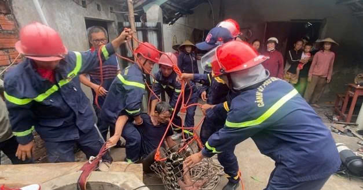Công an giải cứu người đàn ông rơi xuống giếng khi sửa máy bơm