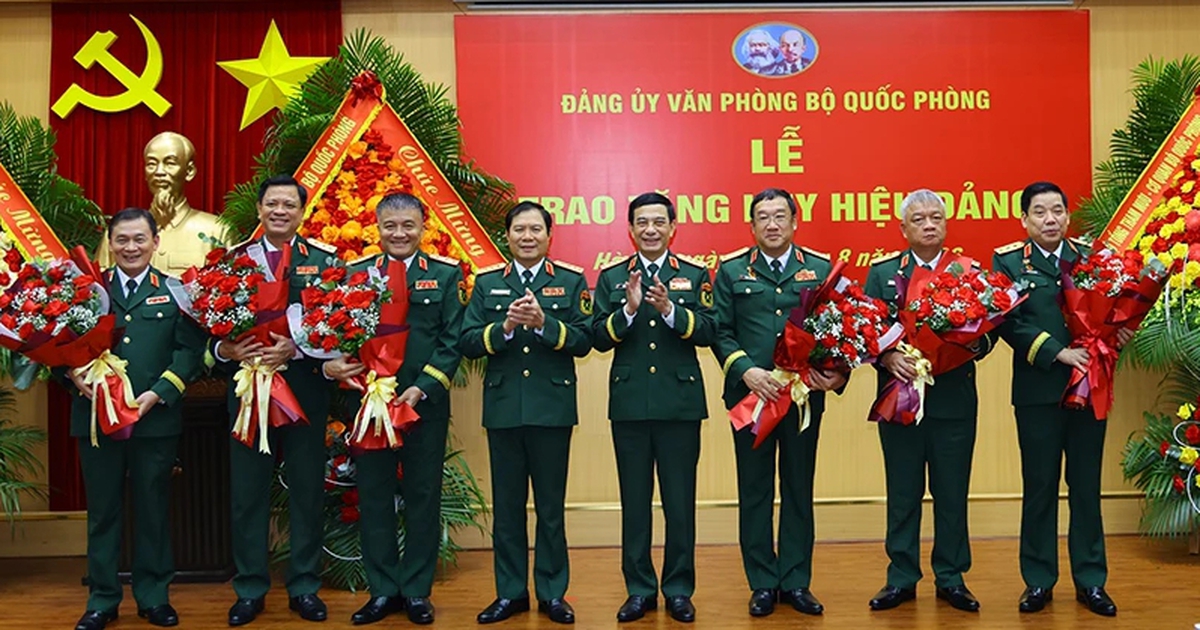 5 thứ trưởng Bộ Quốc phòng nhận Huy hiệu 35 tuổi Đảng