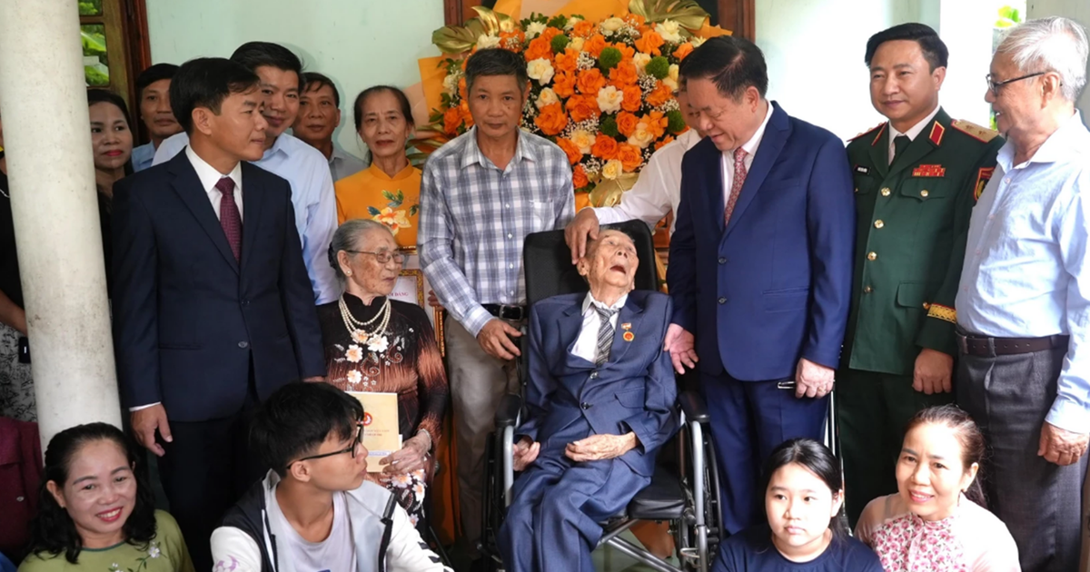 Đảng viên 103 tuổi ở Quảng Trị nhận Huy hiệu 80 năm tuổi Đảng