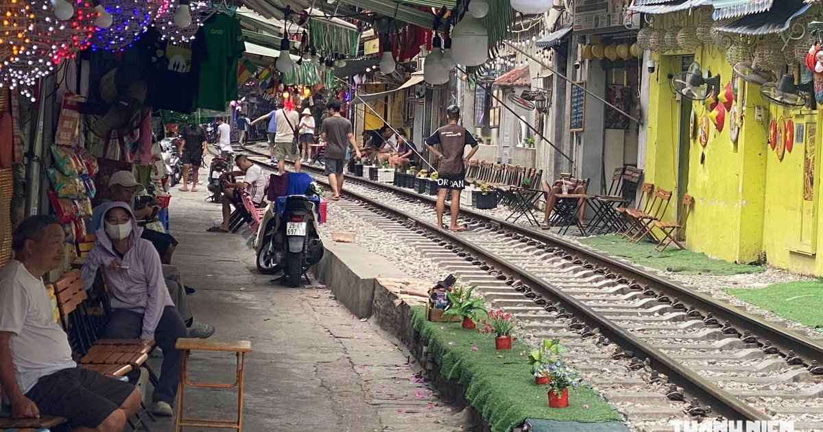 Lấn chiếm hành lang đường sắt "đến hẹn lại lên"