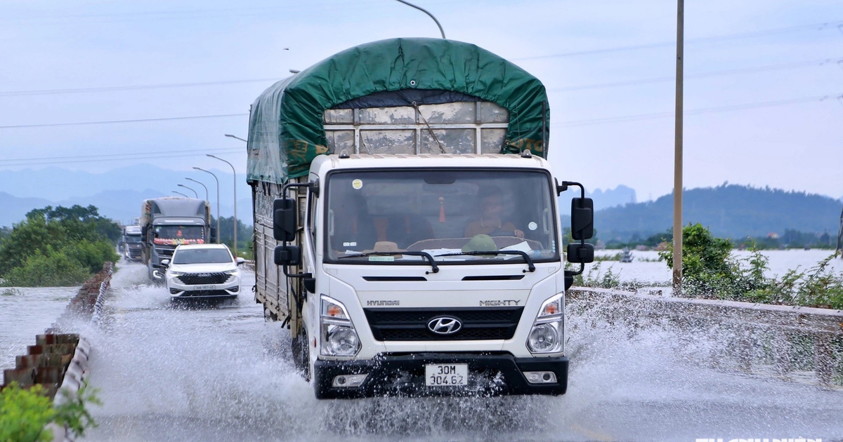 Còn hơn 5.800 hộ dân ngập lụt, cô lập trong mưa lũ bão số 4