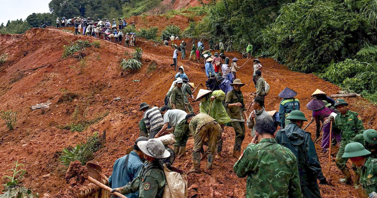 Bộ đội biên phòng cùng 200 người dân mở đường sau sạt lở ở Quảng Ngãi