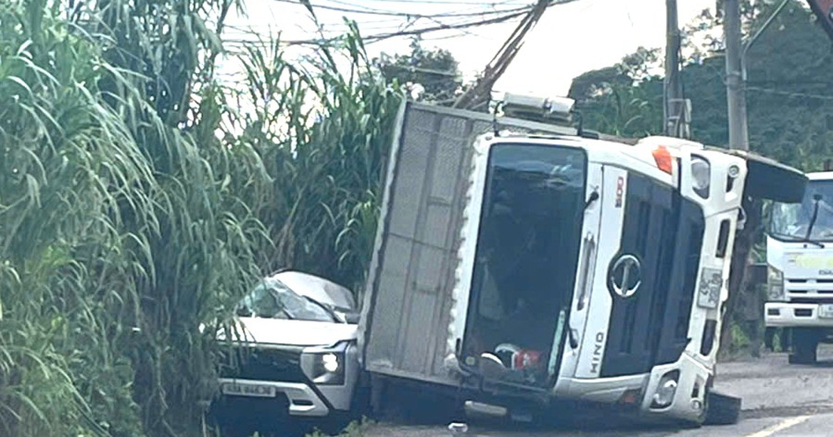 Xe tải lật đè ô tô trên đèo Phú Sơn, 1 người tử vong