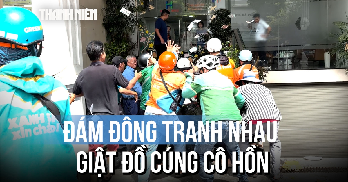 Đám đông tranh nhau giật đồ cúng cô hồn ở TP.HCM: Vì sao phong tục này vẫn tồn tại đến nay?
