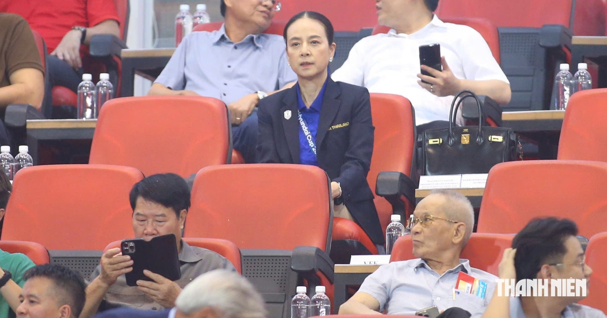 Madam Pang cầm nón lá ở khán đài VIP sân Mỹ Đình: ‘Bầu không khí cuồng nhiệt quá’