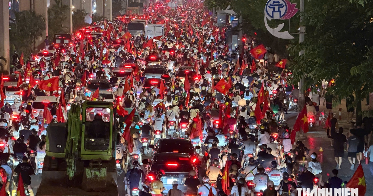 Người dân Hà Nội mang cả nồi niêu 'đi bão' sau chức vô địch ASEAN Cup của đội tuyển Việt Nam