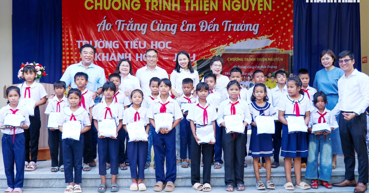 Tặng s&aacute;ch gi&aacute;o khoa, đồng phục cho gần 400 học sinh Raglai