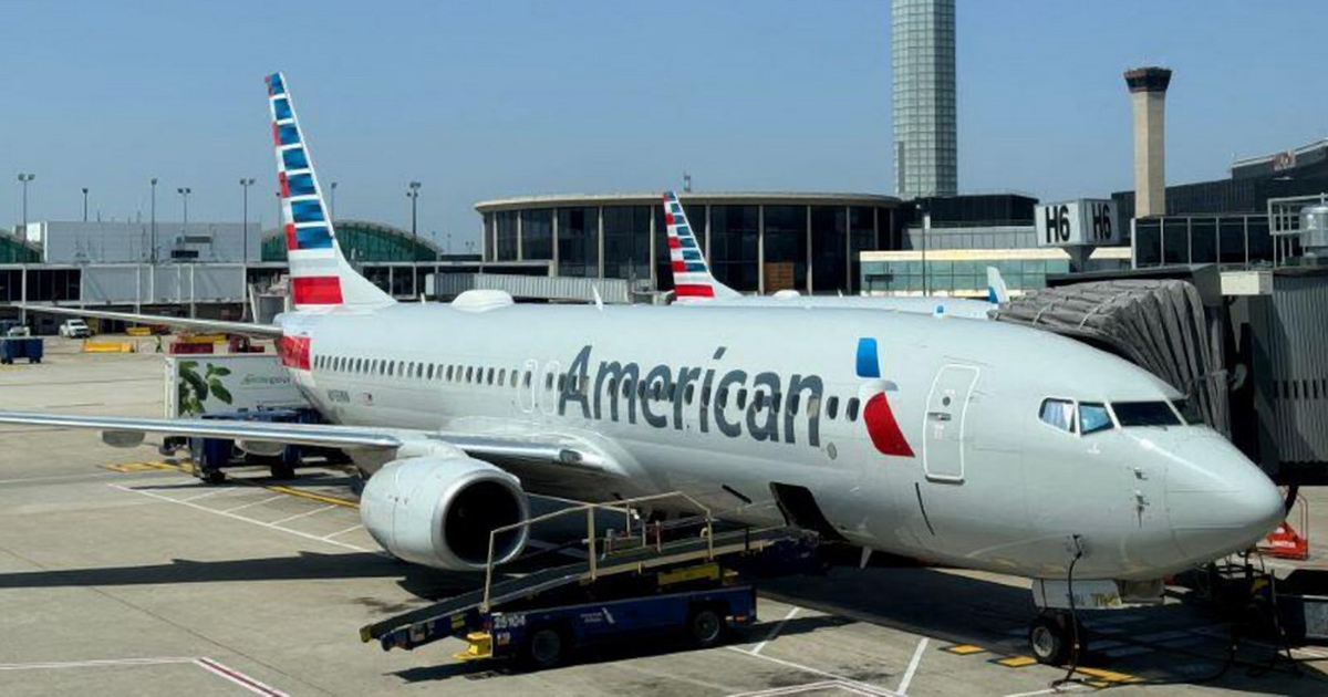 M&aacute;y bay American Airlines nổ hai lốp trước khi cất c&aacute;nh