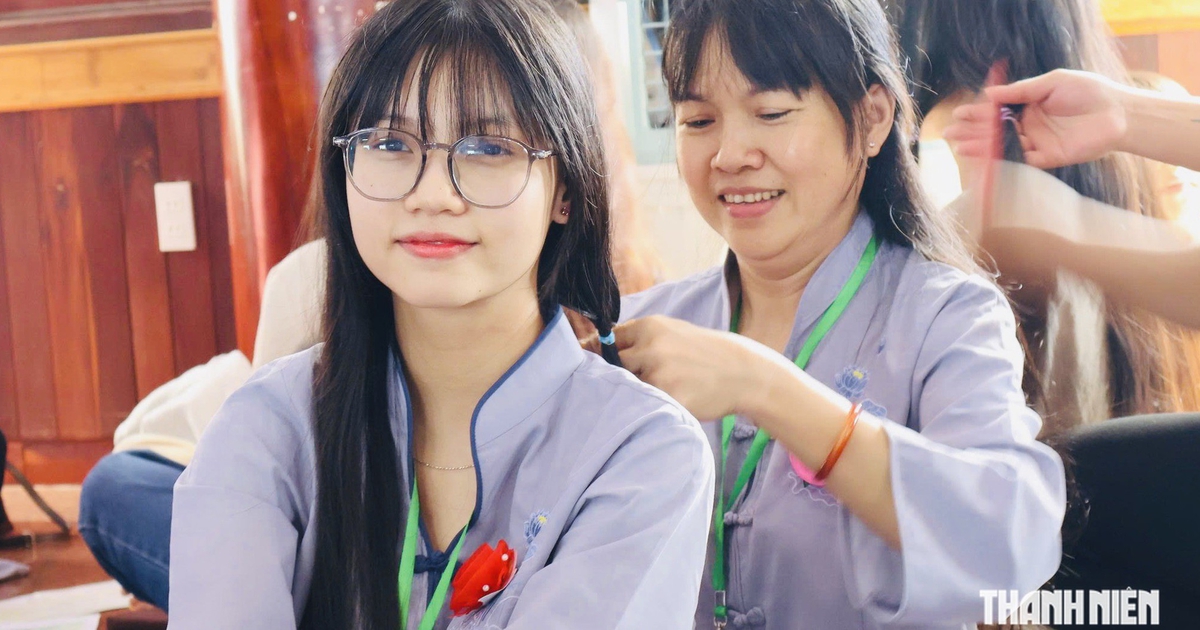 Mùa Vu Lan, nhiều người xinh như hot girl về chùa Diệu Pháp ở TP.HCM hiến tóc