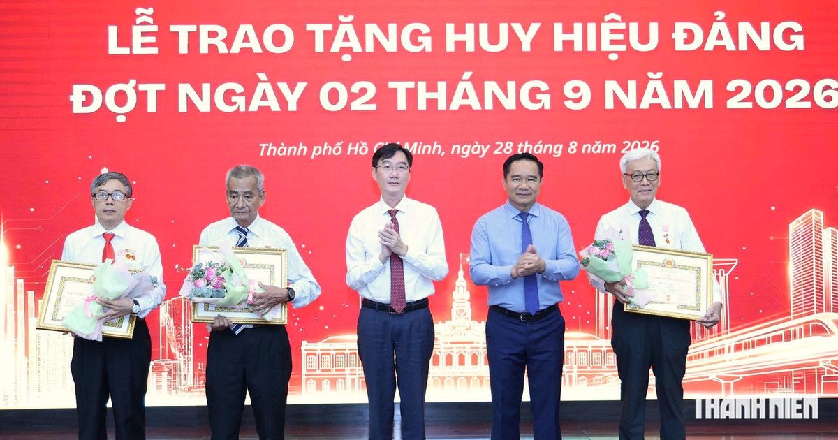 Chủ tịch Nguyễn Văn Được trao huy hiệu Đảng dịp Quốc khánh