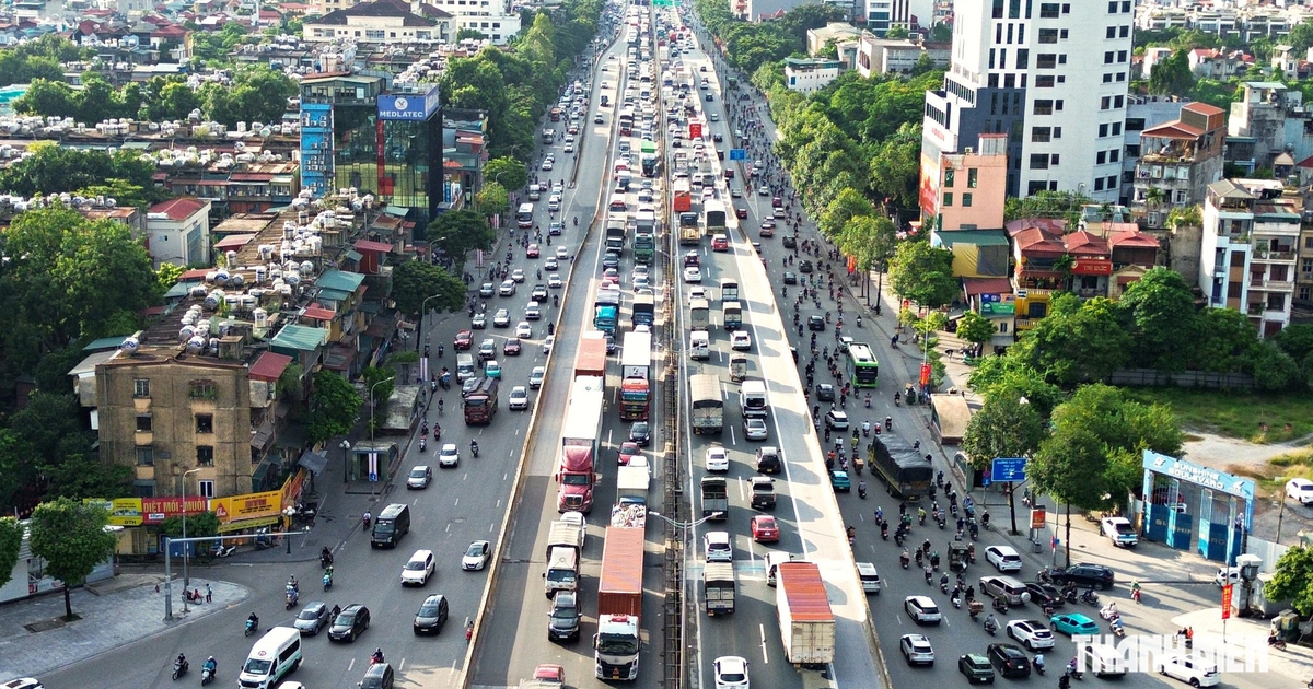 Đường phố Hà Nội ùn tắc nghiêm trọng, dòng xe nhích từng mét trên cao tốc