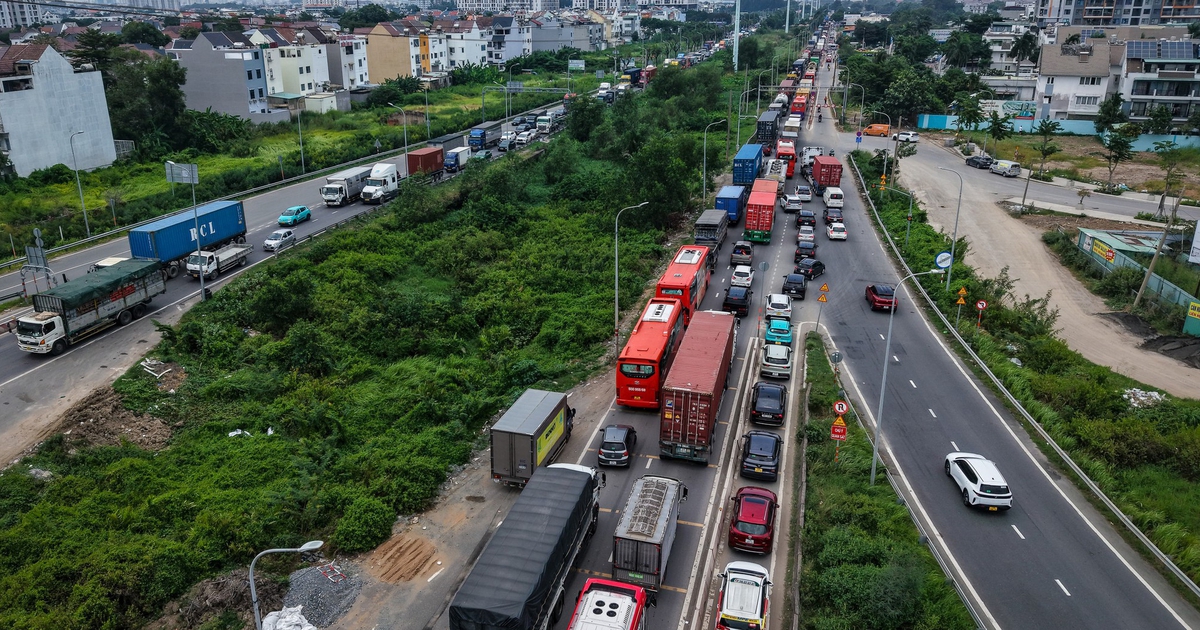 Cửa ngõ phía đông TP.HCM ùn tắc ngày đầu kỳ nghỉ lễ 2.9