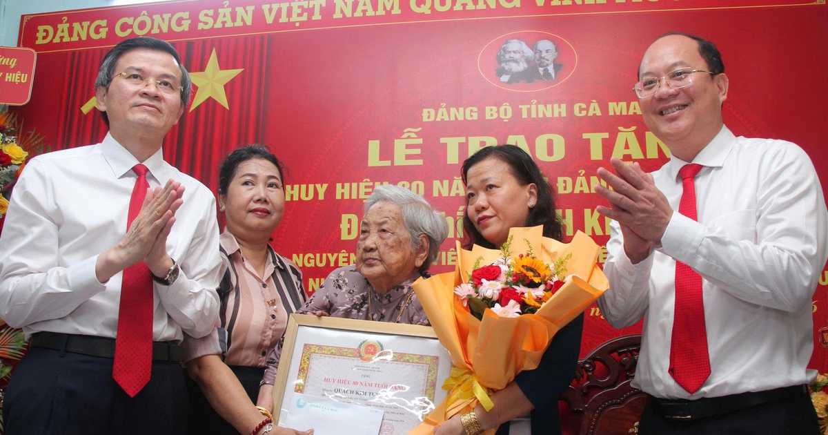 Trao Huy hiệu 80 năm tuổi Đảng cho đảng viên lão thành tại Cà Mau