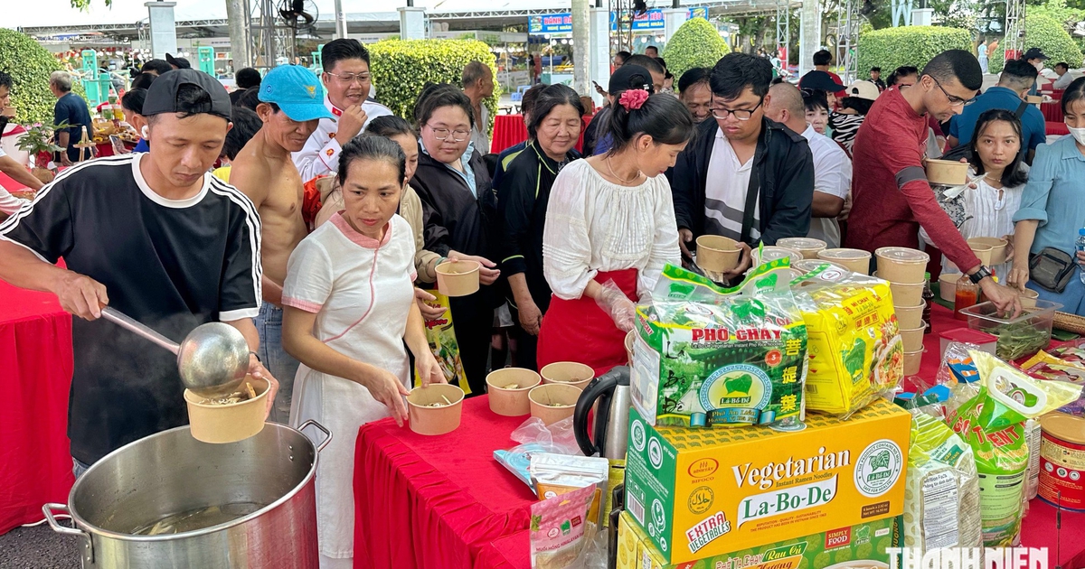 Ng&agrave;y đầu nghỉ lễ 2.9: 500 suất ăn miễn ph&iacute; ở lễ hội ẩm thực chay TP.HCM