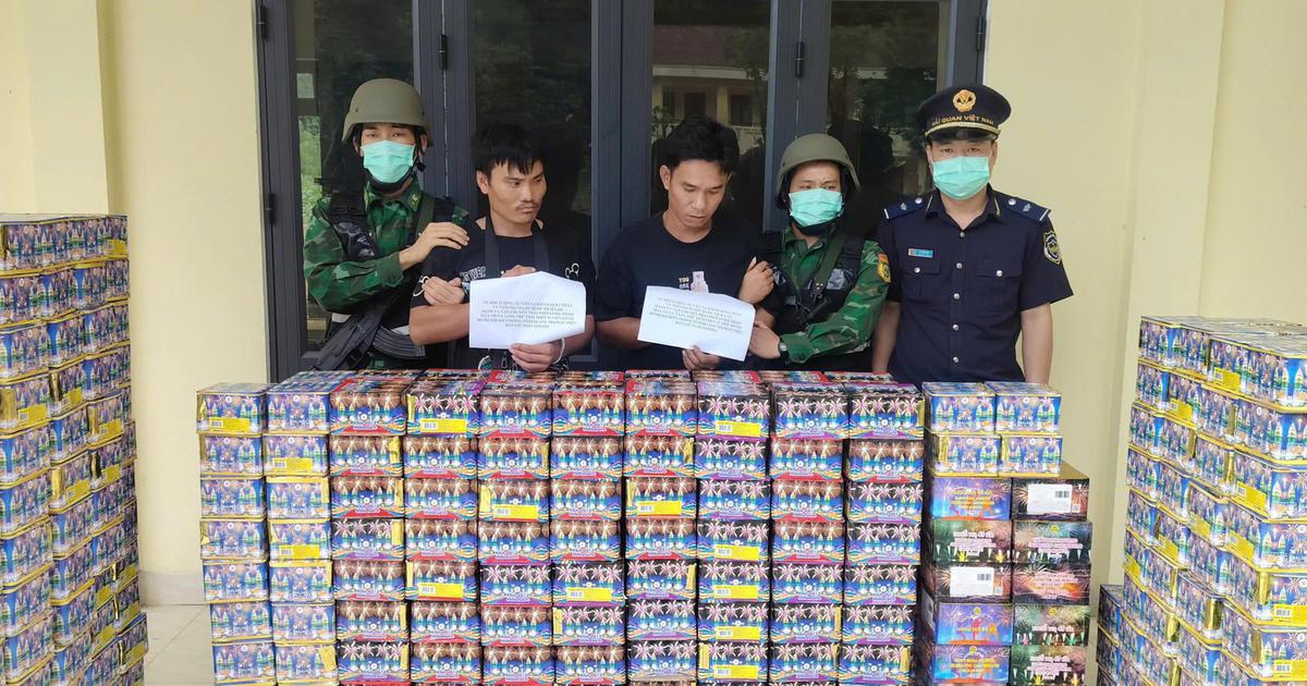 Bắt 2 người Lào vận chuyển hơn 6 tạ pháo nổ và ma túy qua biên giới