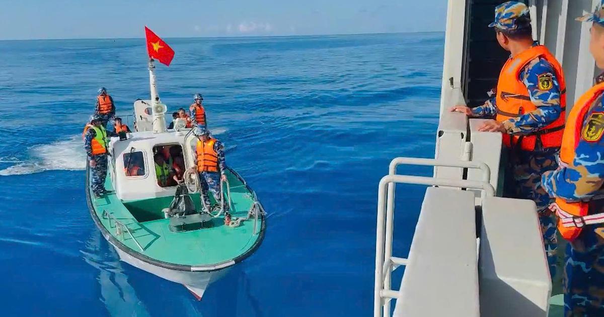 Đưa 33 ngư dân Quảng Ngãi gặp lốc xoáy chìm tàu vào bờ, 3 người mất tích