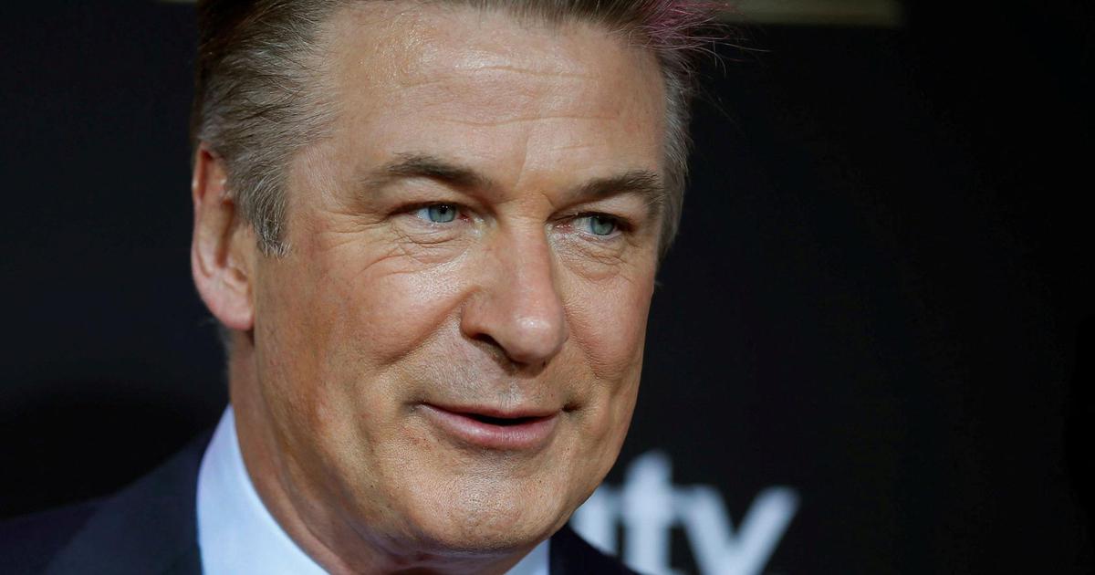 Alec Baldwin gây phẫn nộ khi đóng phim liên quan súng đạn sau scandal làm chết người