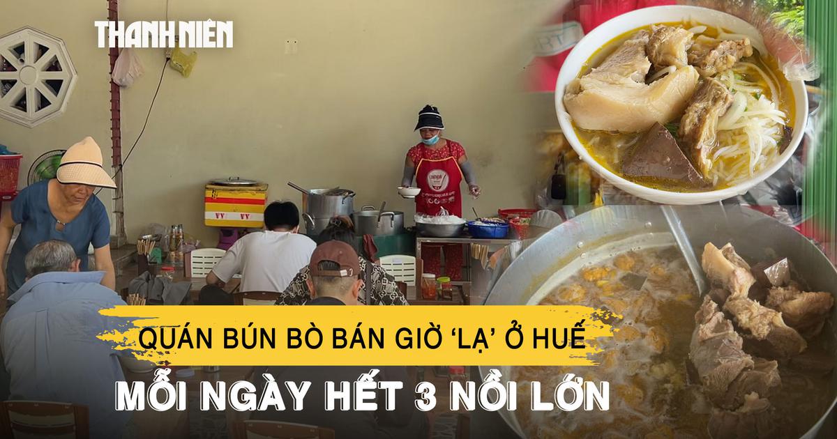 Quán bún bò bán giờ ‘lạ’ ở Huế: Mỗi ngày hết 3 nồi lớn
