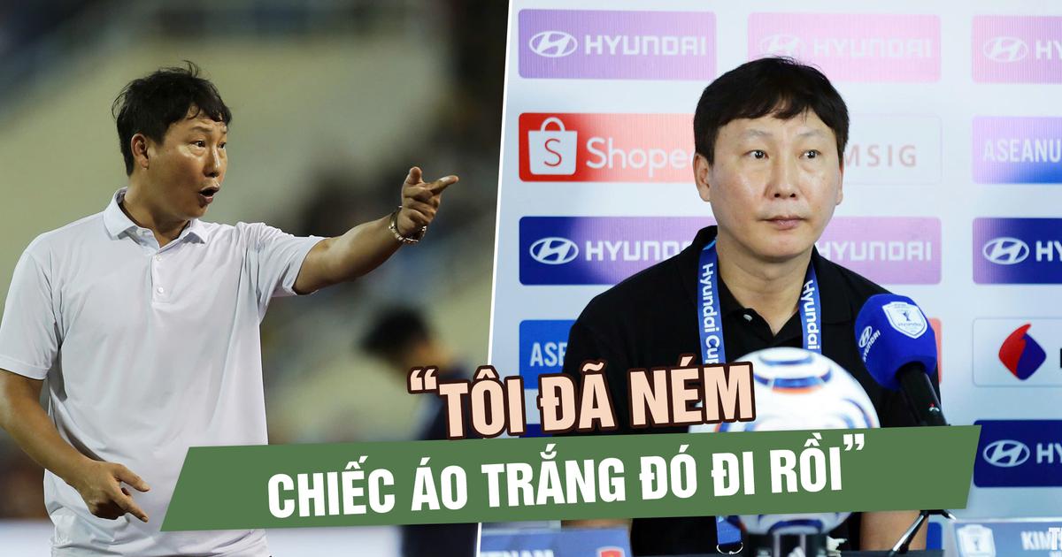 HLV Kim Sang-sik hài hước nói về chiếc áo trắng ‘nặng vía’ sau chiến thắng Indonesia