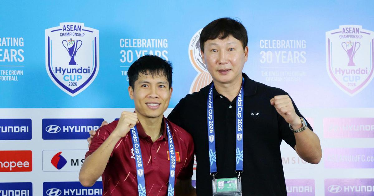 HLV Kim Sang-sik: ‘Tôi ném chiếc áo trắng đi rồi, tôi nói vợ tôi như thế’