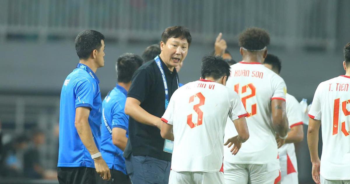 Tài năng và chiếc áo 'ma thuật' của HLV Kim Sang-sik: Cứ mặc là đội tuyển Việt Nam lại thắng