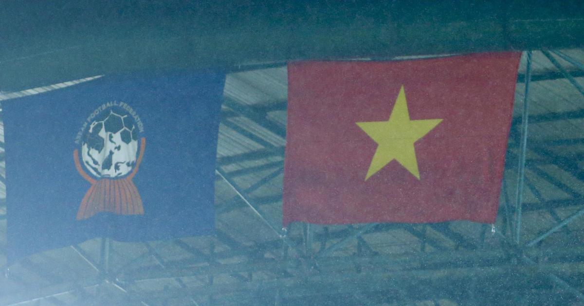 Mưa lớn bất chợt ập xuống sân Pakansari trước đại chiến Indonesia - Việt Nam