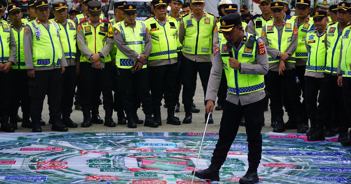 An ninh thắt chặt trước trận Indonesia - Việt Nam, cảnh sát nước chủ nhà như đánh trận