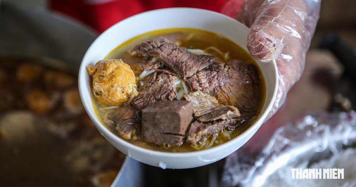 Bún bò thường bán buổi sáng, quán này ở Huế 12 giờ trưa mới mở cửa