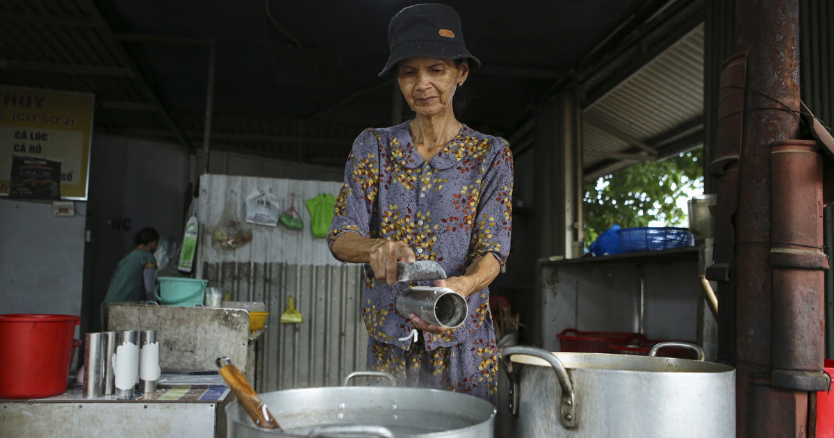 B&aacute;nh canh bột xắt Huế: Sợi b&aacute;nh được xắt thủ c&ocirc;ng ngay tr&ecirc;n nồi nước đang s&ocirc;i