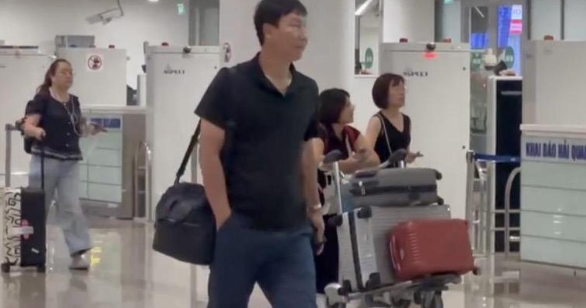 Đội tuyển Việt Nam từ Indonesia về đến Hà Nội an toàn: Thầy Kim vẫn diện áo đen