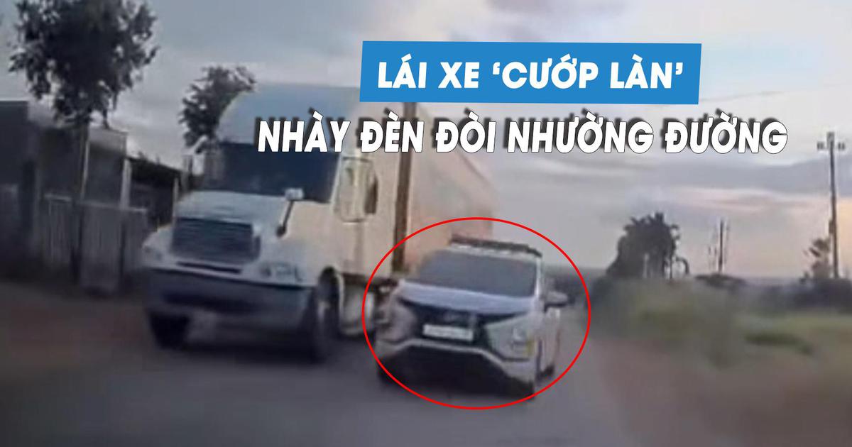 Lái ô tô chạy ẩu ‘cướp làn’, còn đá đèn đòi xe khác nhường đường
