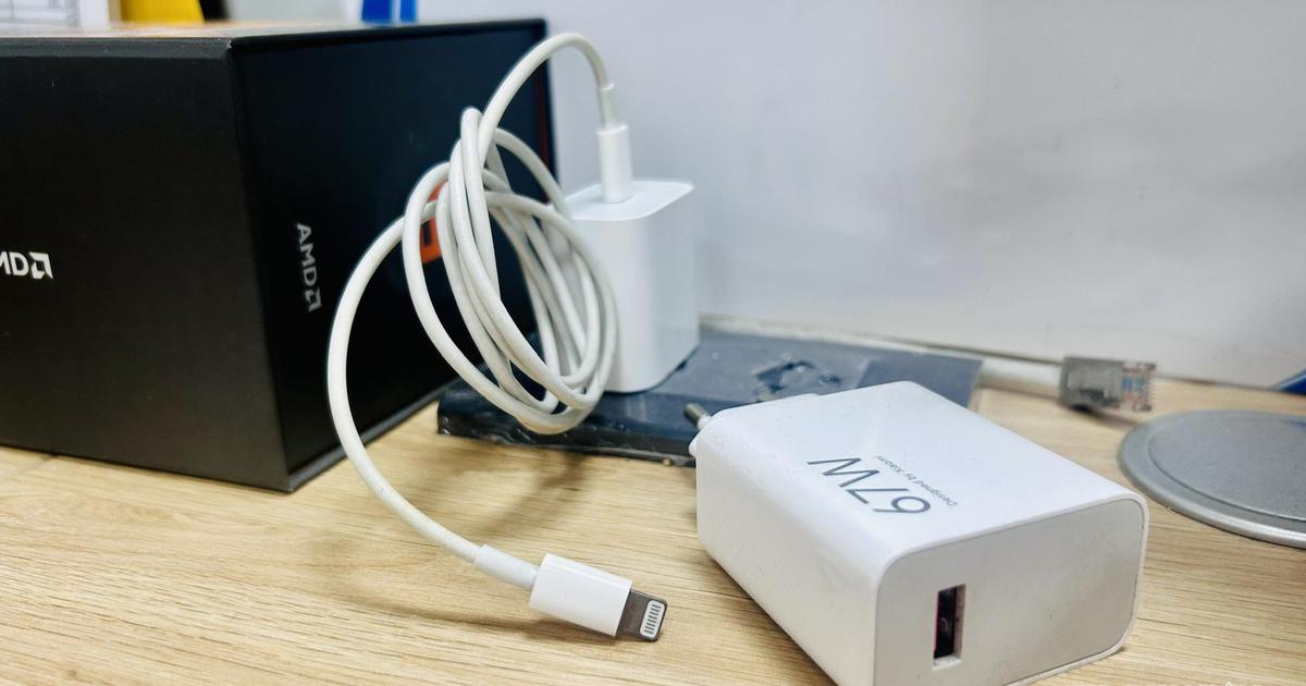 Cắm củ sạc cả ngày dù không dùng có gây tốn điện?