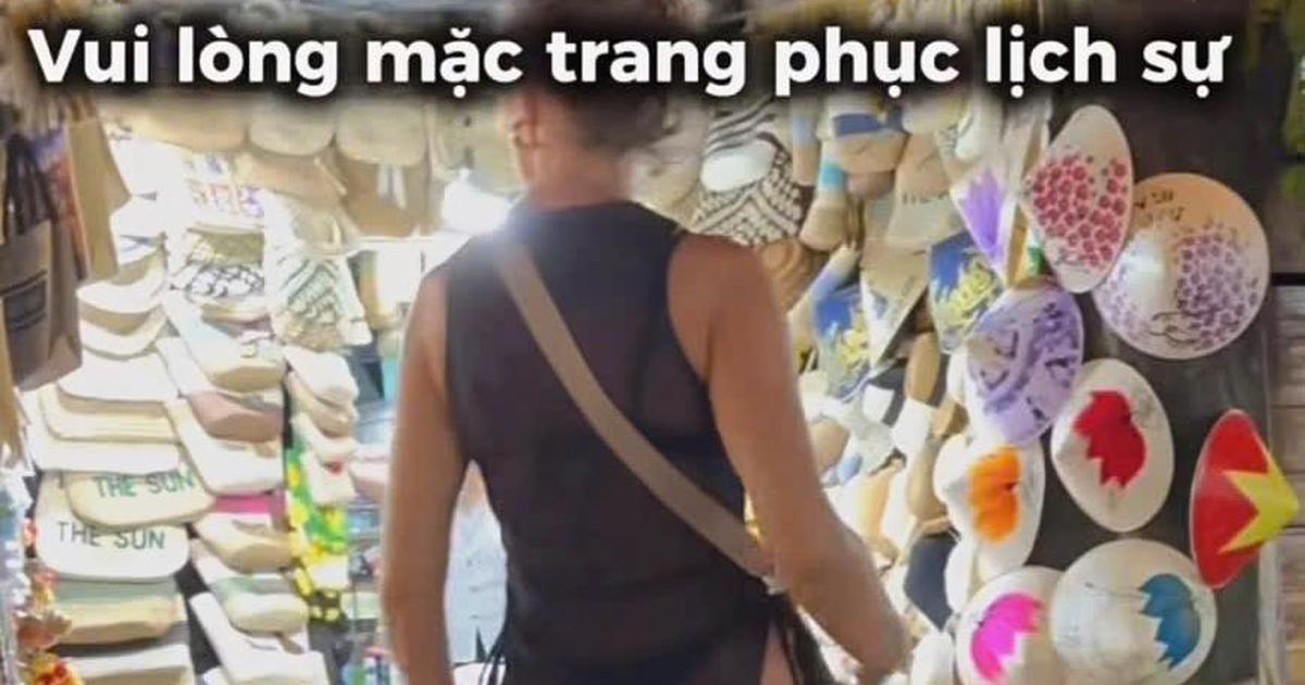Nữ du khách nước ngoài mặc đồ xuyên thấu được mời rời chùa Cầu