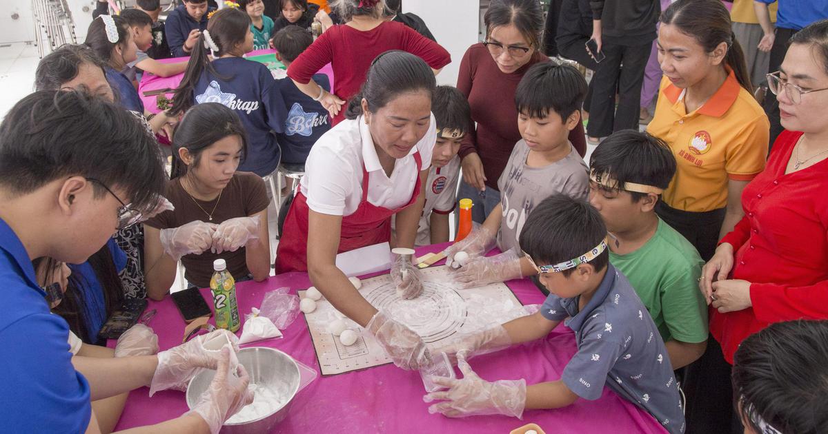 Em làm bánh trung thu - Gìn giữ nét đẹp truyền thống