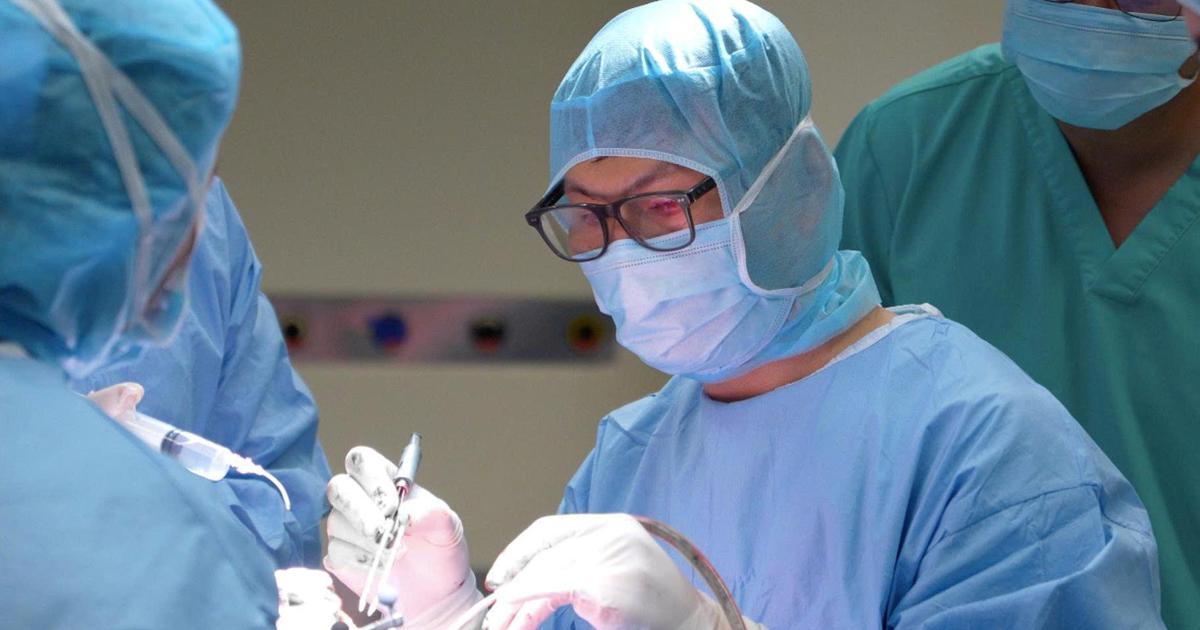 Vượt biển giữa đêm cứu thuyền viên nghi đột quỵ