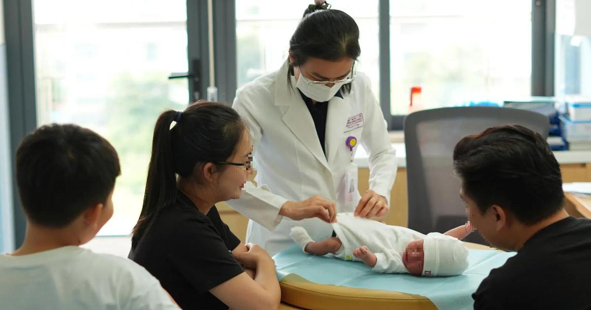 Phân trẻ sơ sinh lỏng, lợn cợn như hoa cà hoa cải có phải tiêu chảy?