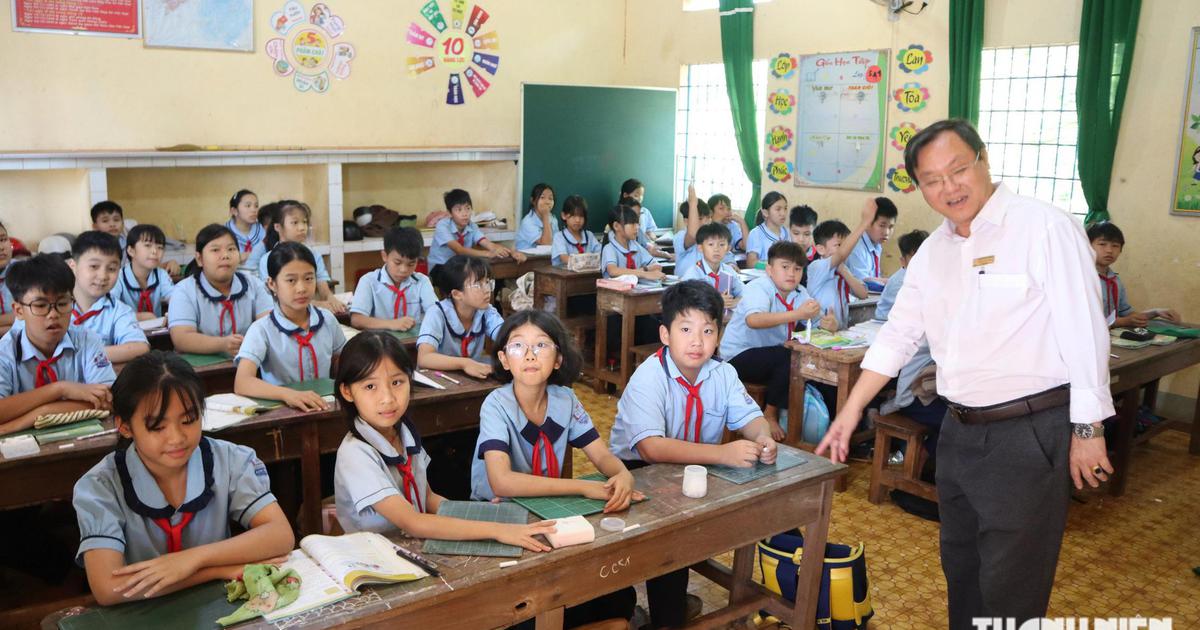 Thủ tướng yêu cầu tiếp tục sắp xếp trường công, giảm biên chế cấp quản lý