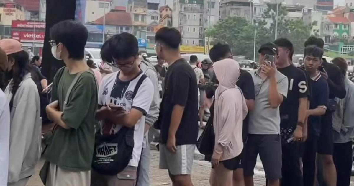 Sốt vé trận đội tuyển Việt Nam - Campuchia: CĐV xếp hàng dài dằng dặc, 'chợ đen' nóng lên từng ngày