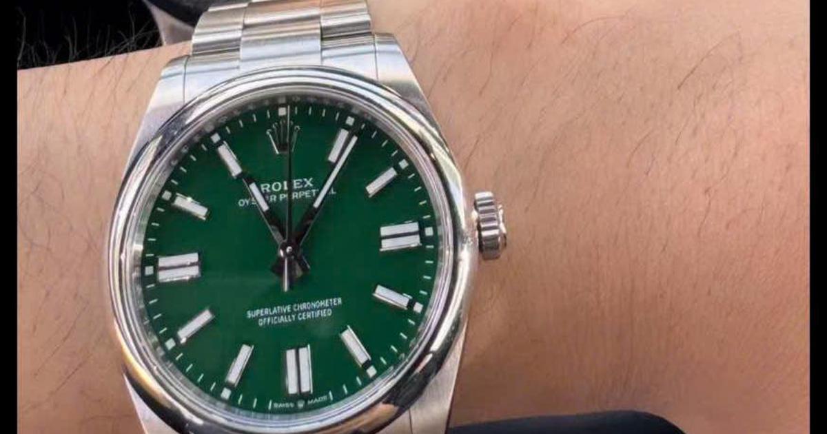 Khách nước ngoài nhận lại đồng hồ Rolex thất lạc tại sân bay Phú Quốc