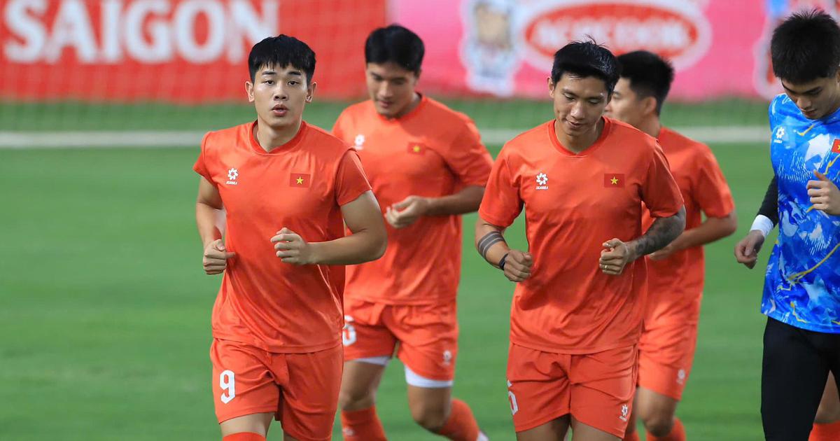 Đội tuyển Việt Nam rạng rỡ trở lại sân tập: Tâm lý thoải mái, quyết đánh bại Campuchia