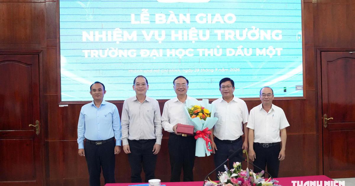 Bàn giao nhiệm vụ hiệu trưởng Trường đại học Thủ Dầu Một, TP.HCM