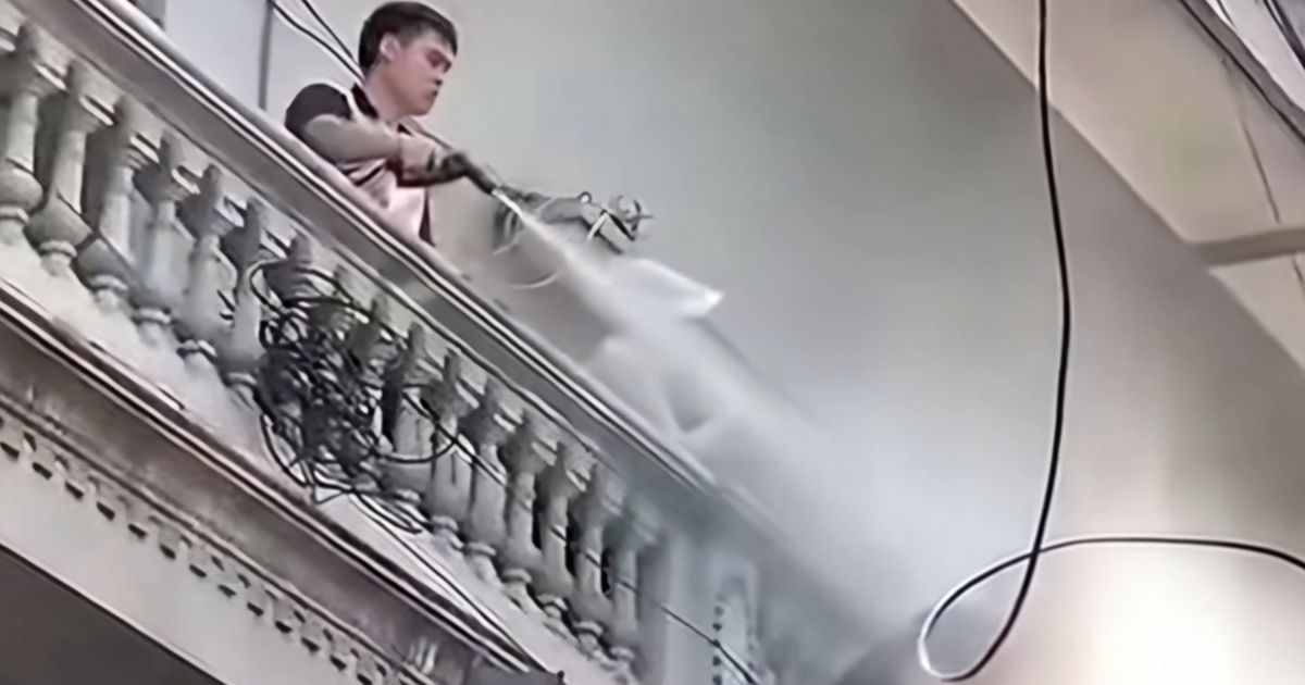 Khởi tố người đàn ông xịt nước vào mặt thợ tháo dỡ mái nhà