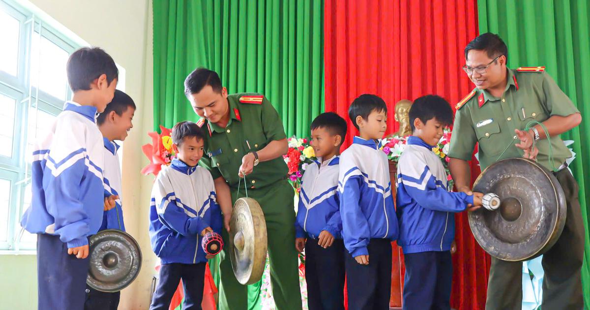 Khi công an xã trở thành 'người bạn' của học sinh vùng cao