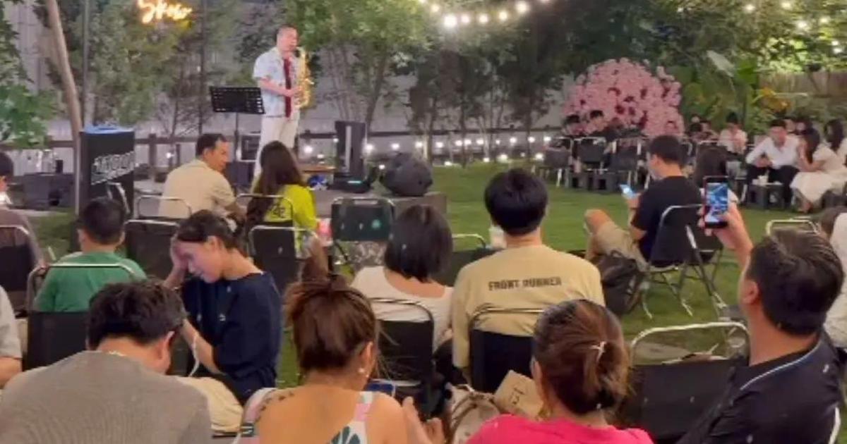Xếp hàng nghe saxophone tại TP.HCM: Tưởng bill tiền triệu, ai ngờ giá lại thế này