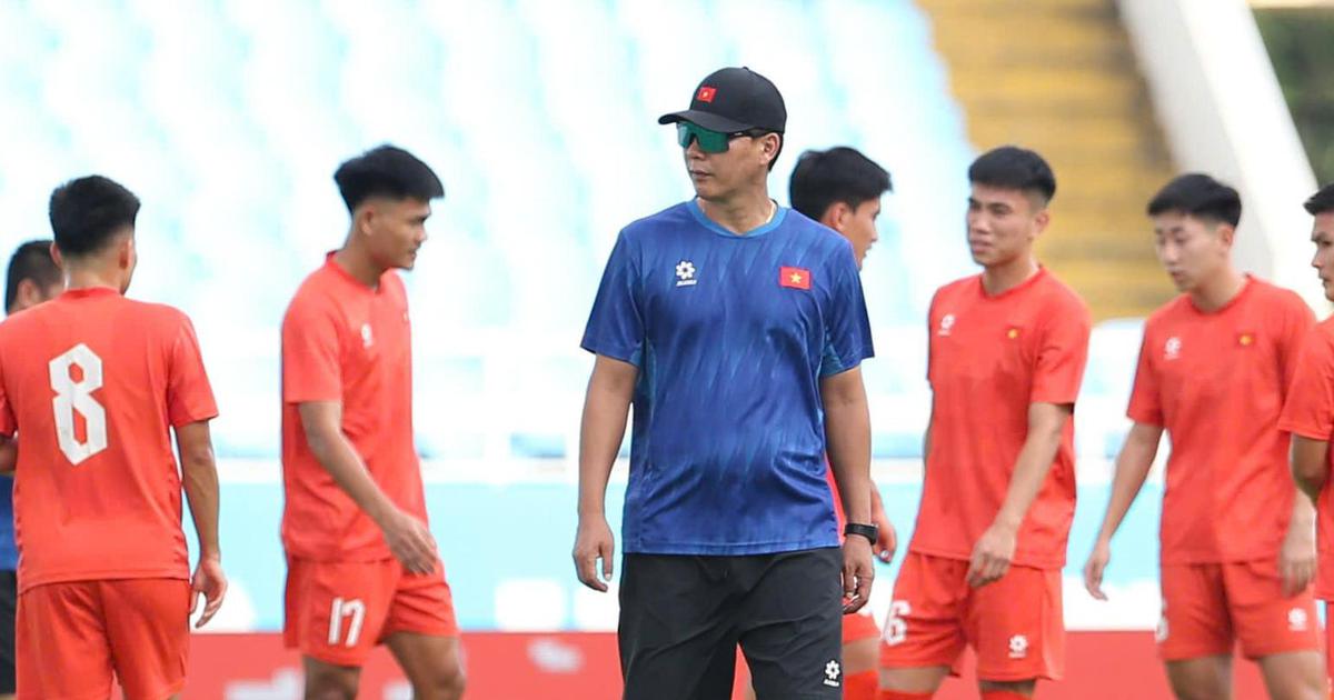 Đội tuyển Việt Nam thả lỏng trên mặt cỏ Mỹ Đình xanh mượt, sẵn sàng thắng đẹp Campuchia
